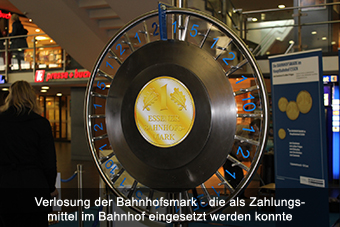 Verlosung der Bahnhofsmark - die als Zahlungsmittel im Bahnhof eingesetzt werden konnte Verlosung der Bahnhofsmark - die als Zahlungsmittel im Bahnhof eingesetzt werden konnte