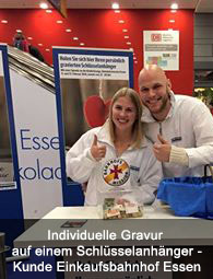 Eventaktion zu Valentin - Individuelle Gravur auf einem Schlüsselanhänger gegen eine Spende für die Bahnhofsmission - Kunde Einkaufsbahnhof Essen Eventaktion zu Valentin - Individuelle Gravur auf einem Schlüsselanhänger gegen eine Spende für die Bahnhofsmission - Kunde Einkaufsbahnhof Essen